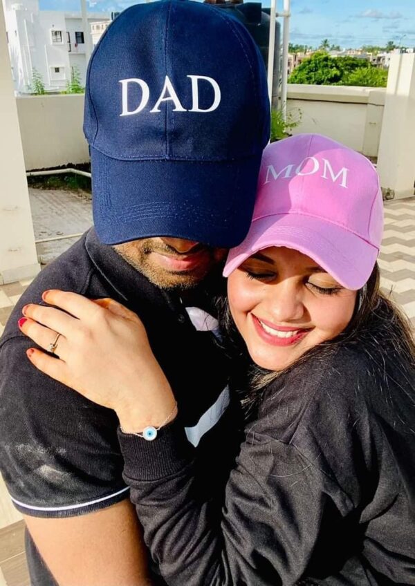 AICA Mom and Dad Cotton Cap Hat - Adjustable Size, 2pcs | Gifts for Mom Dad | Pregnancy Maternity Announcement Reveal Mom Dad to be Gifts Photo Shoot Props Ideas for Mom Dad Parents - Image 4