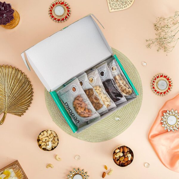 Amazon Brand - Vedaka Premium Dry Fruits Gift Box | 1 Kg | 200 Gram Each -Almonds, Cashews, Raisins, Pistachios & Cranberries - Image 4